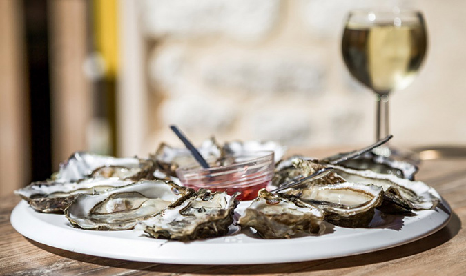 Plat d'huîtres servi au restaurant