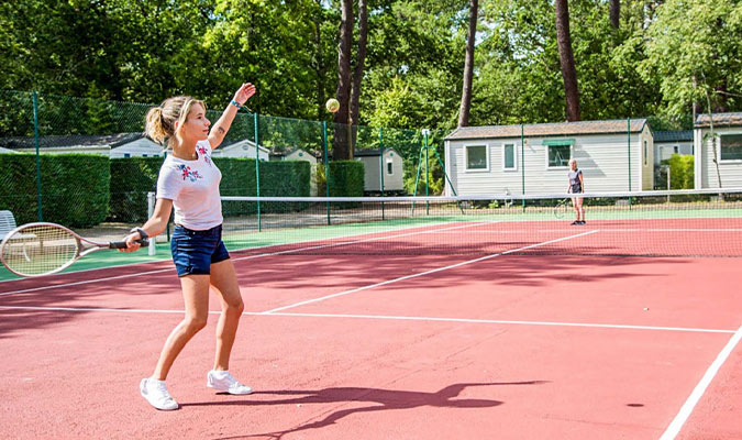 Partie de tennis sur le terrain de tennis du camping