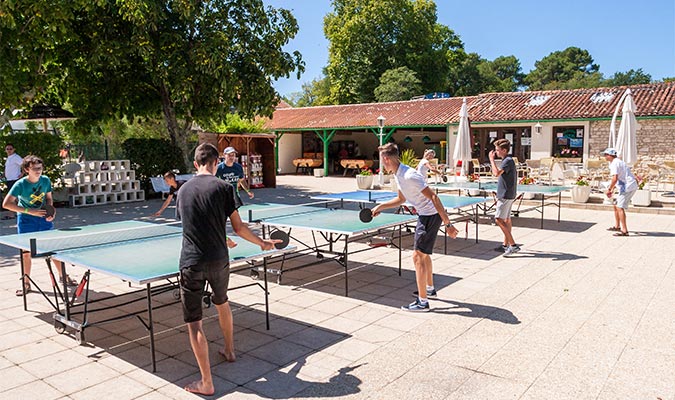 Groupe d'adolescents jouant au tennis de table