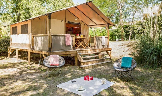 Tente lodge avec chambres et cuisine équipée