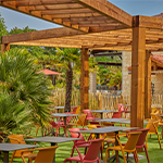 Terrasse du restaurant, ombragée et en pleine nature