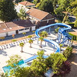 Grand parc aquatique avec toboggan et piscines