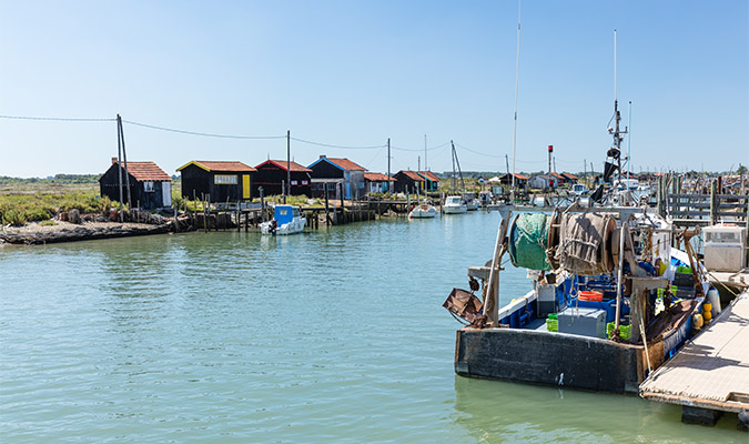 Port de la Tremblade avec petites maisons et bateaux de pêche