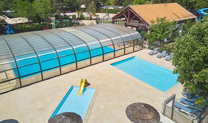 Piscine couverte, pataugeoire et piscine extérieure vues du ciel